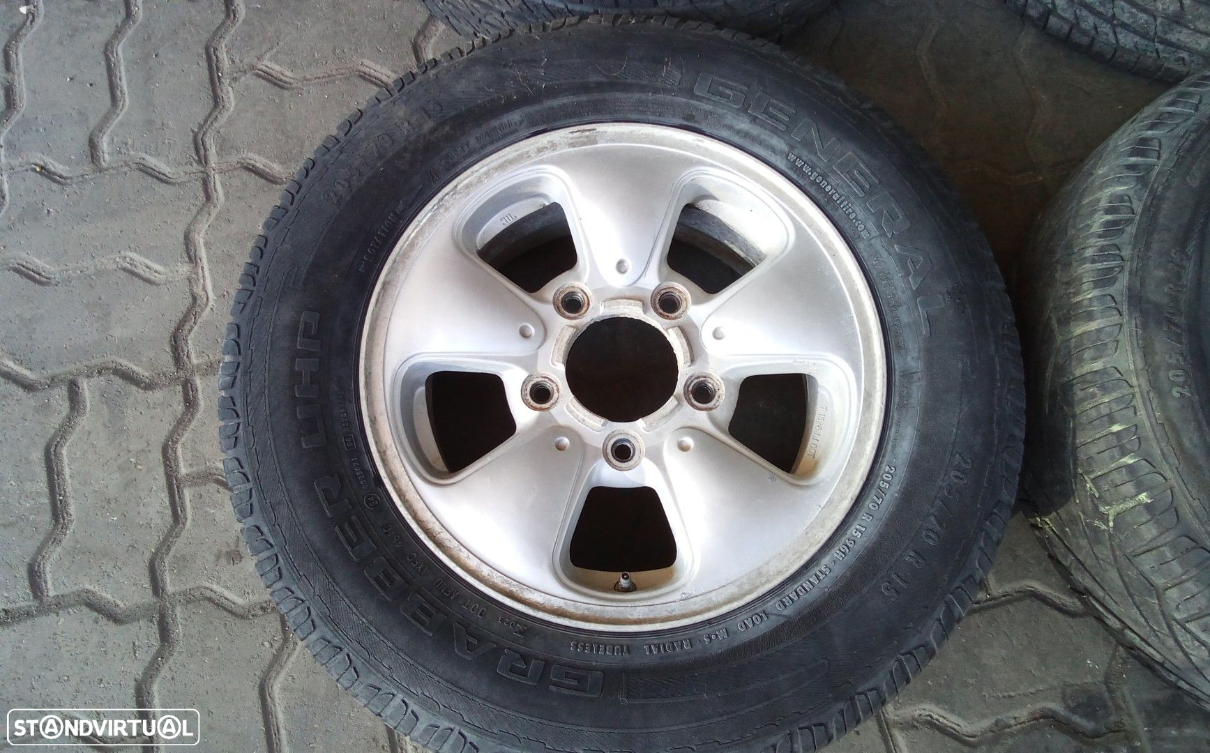 Jantes KIA SPORTAGE R15 com pneus 205/70 furação 5x139.7 - 5