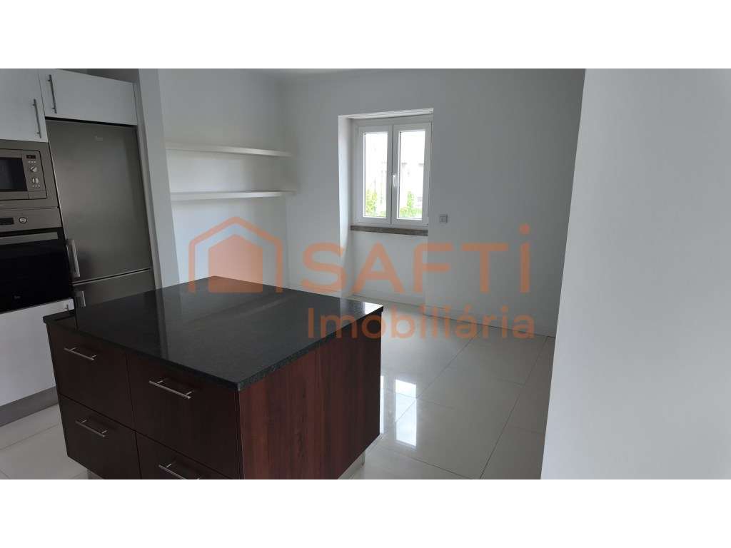 Elegante T3 Remodelado nas Avenidas Novas com Luz Natural - Grande imagem: 2/21