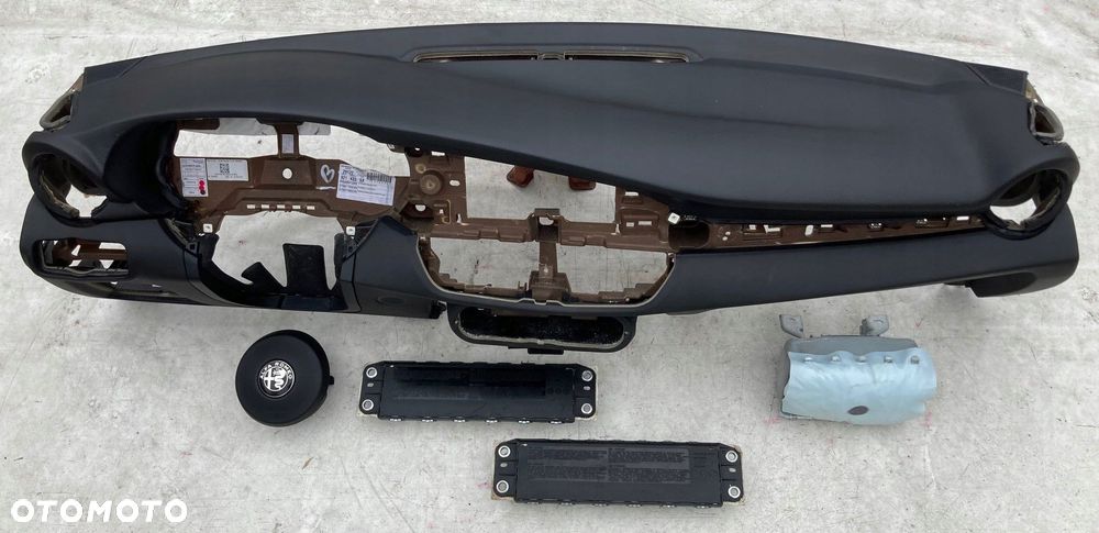 alfa roemo giulia deska kokpit konsola poduszki - 3