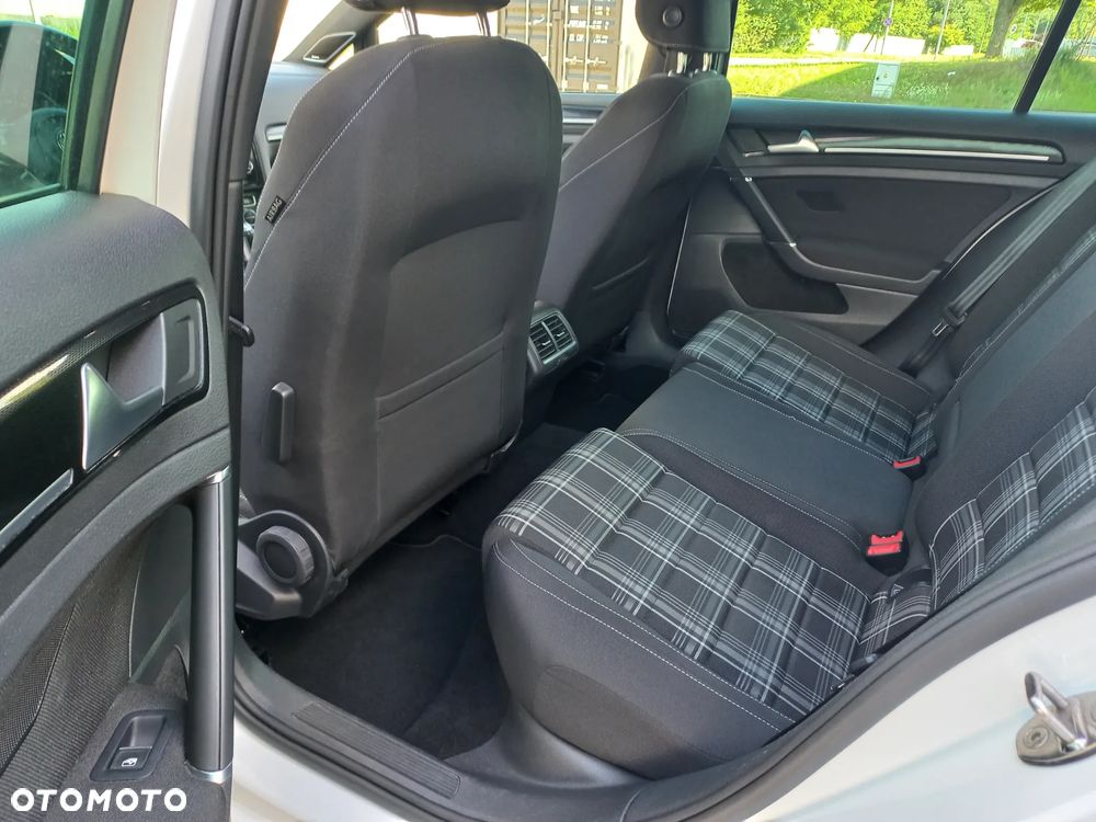 Volkswagen Golf - 35