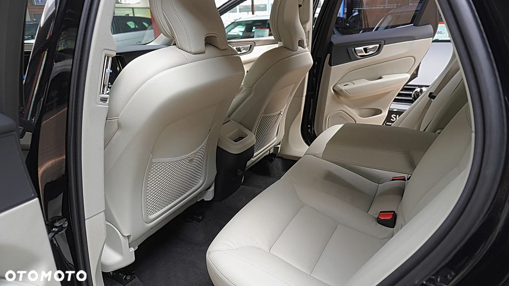 Volvo XC 60 B4 D AWD Momentum - 17