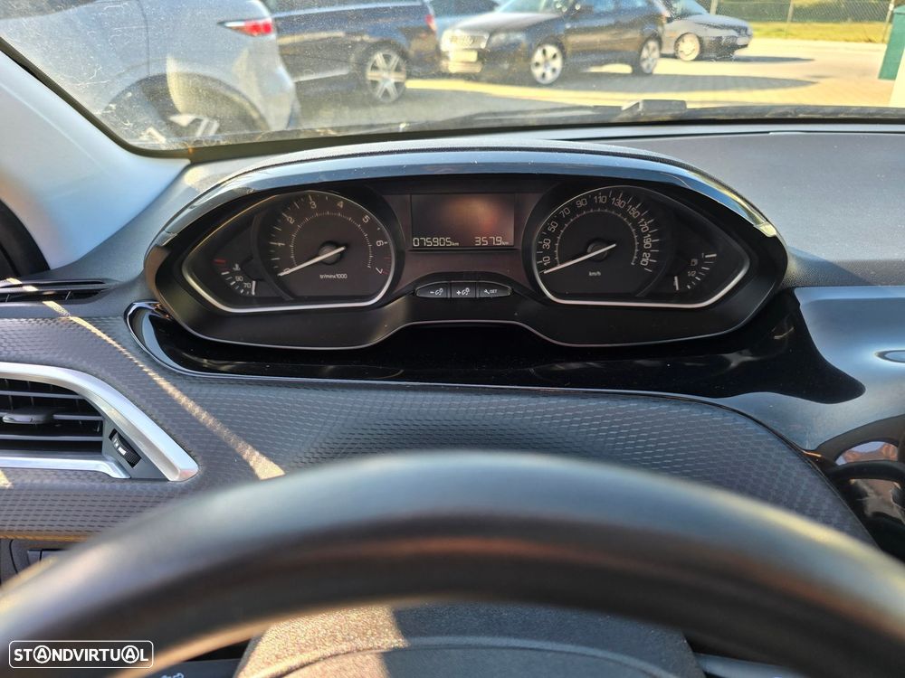 Peugeot 208 1.2 PureTech Signature - 21