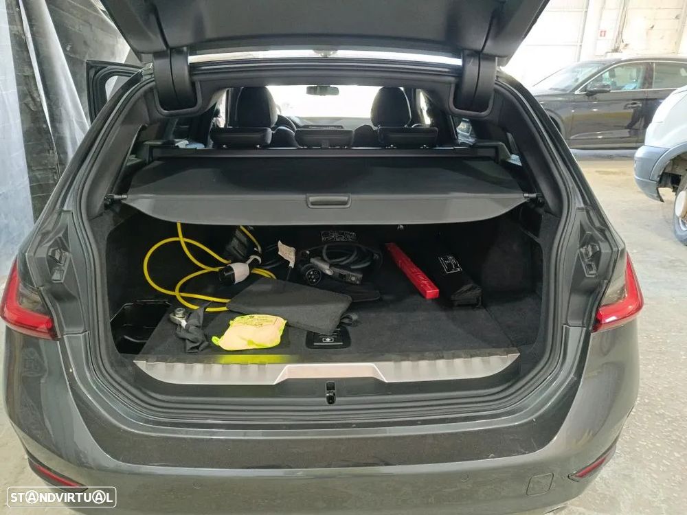 BMW 320 i Touring - 11