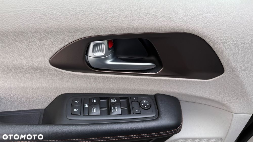 Chrysler Pacifica - 16