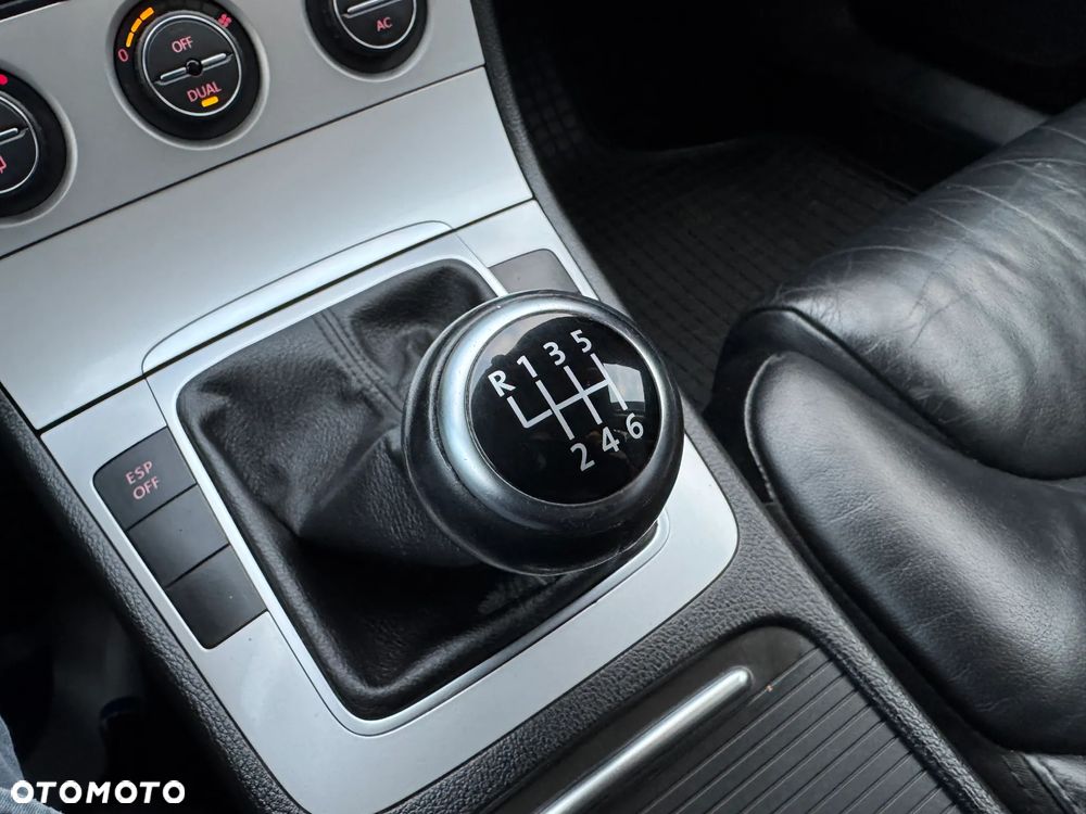 Volkswagen Passat 2.0 TDI Comfortline - 23