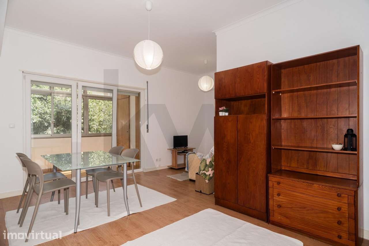 Apartamento T2 com Varanda e Garagem – Centro de Algés, Oeiras - Grande imagem: 3/23