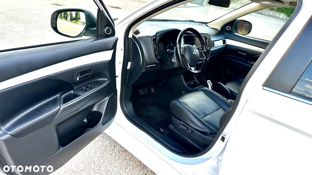 Mitsubishi Outlander 2.0 4WD Plug-In Hybrid - 9