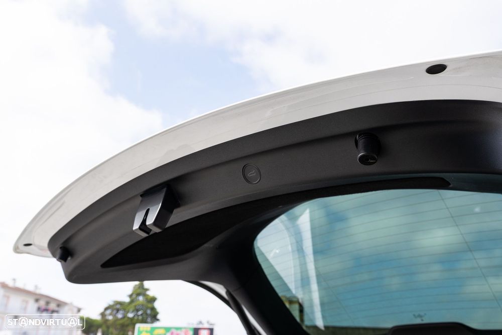 Tesla Model Y Long Range Dual Motor AWD - 14