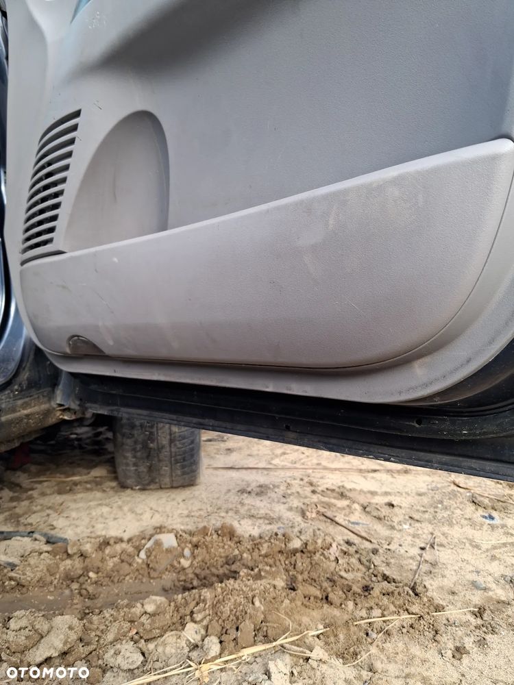 Mitsubishi grandis 06 drzwi prawy przod A72A - 6