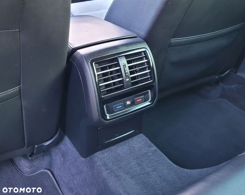 Volkswagen Passat 2.0 TDI (BlueMotion Technology) Highline - 32