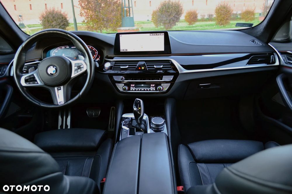 BMW Seria 5 M550i xDrive sport - 28