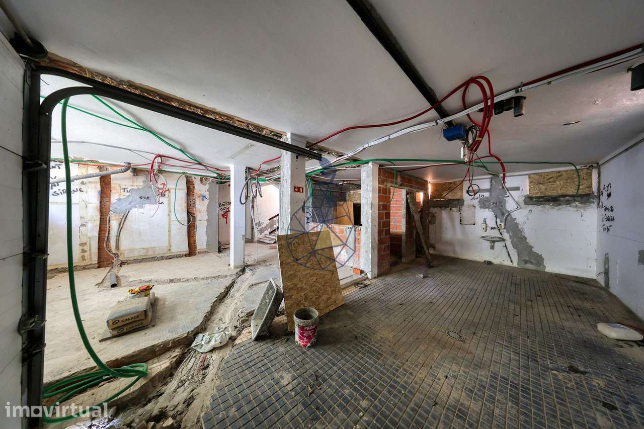 Moradia de 3 pisos com projeto de reabilitação aprovado em Portimão - Grande imagem: 2/60
