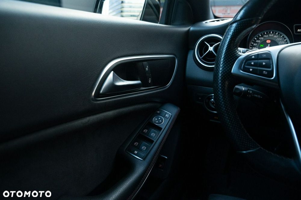 Mercedes-Benz CLA 200 7G-DCT AMG Line - 14