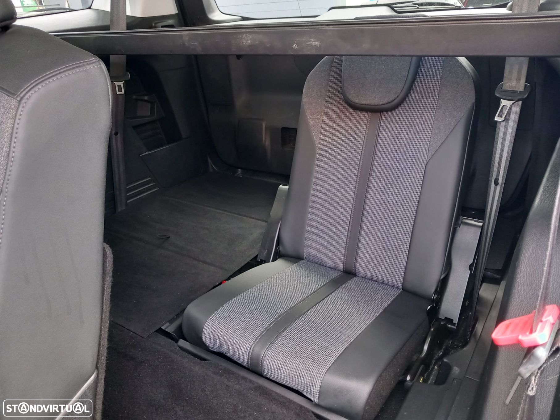 Peugeot 5008 1.5 BlueHDi Allure Pack EAT8 - 26
