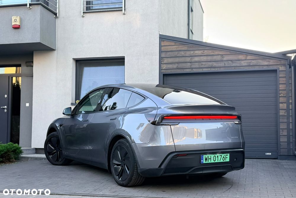 Tesla Model Y Long Range AWD - 11