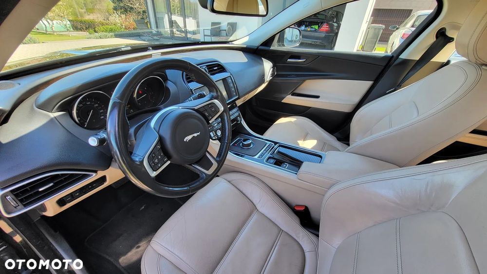 Jaguar XE 2.0 D Prestige - 14