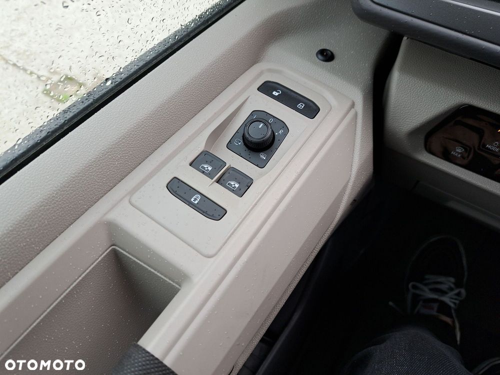 Volkswagen Multivan - 12