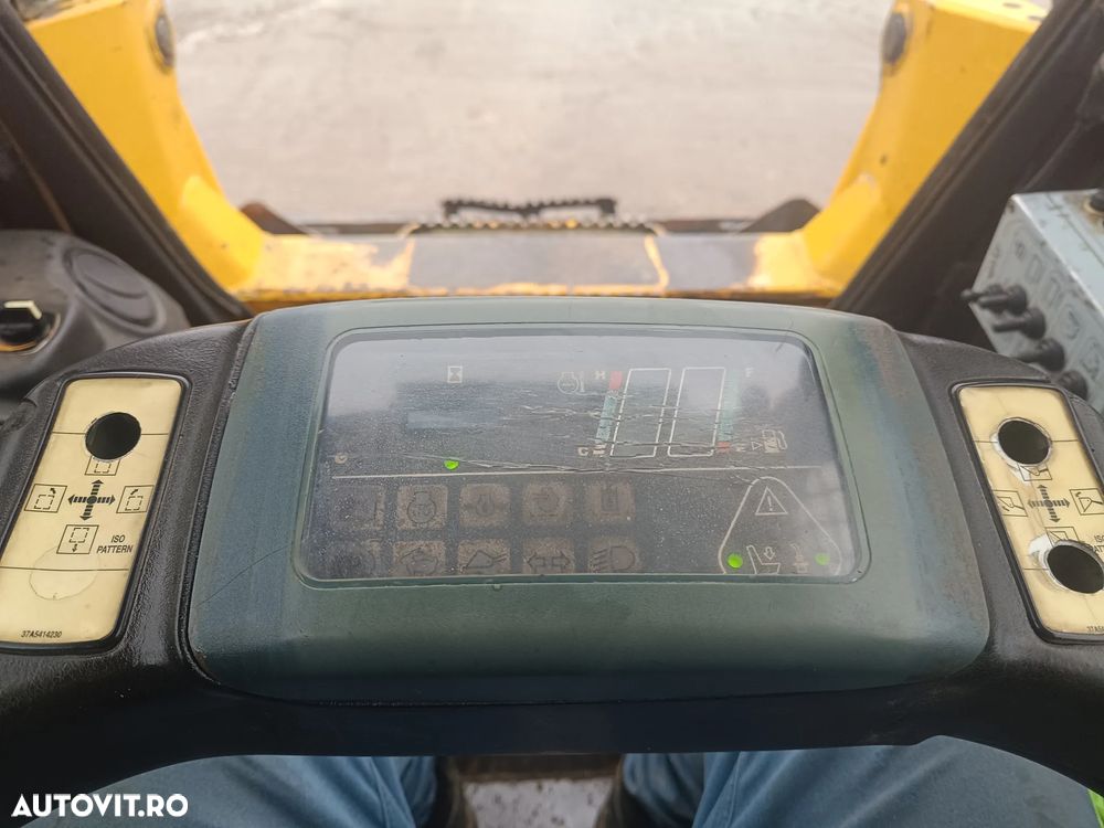 Komatsu SK815 Turbo - 13