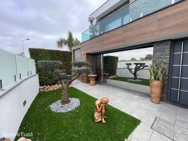 Moradia acabamentos de luxo com 4 suites na Charneca da Caparica - Grande imagem: 4/60
