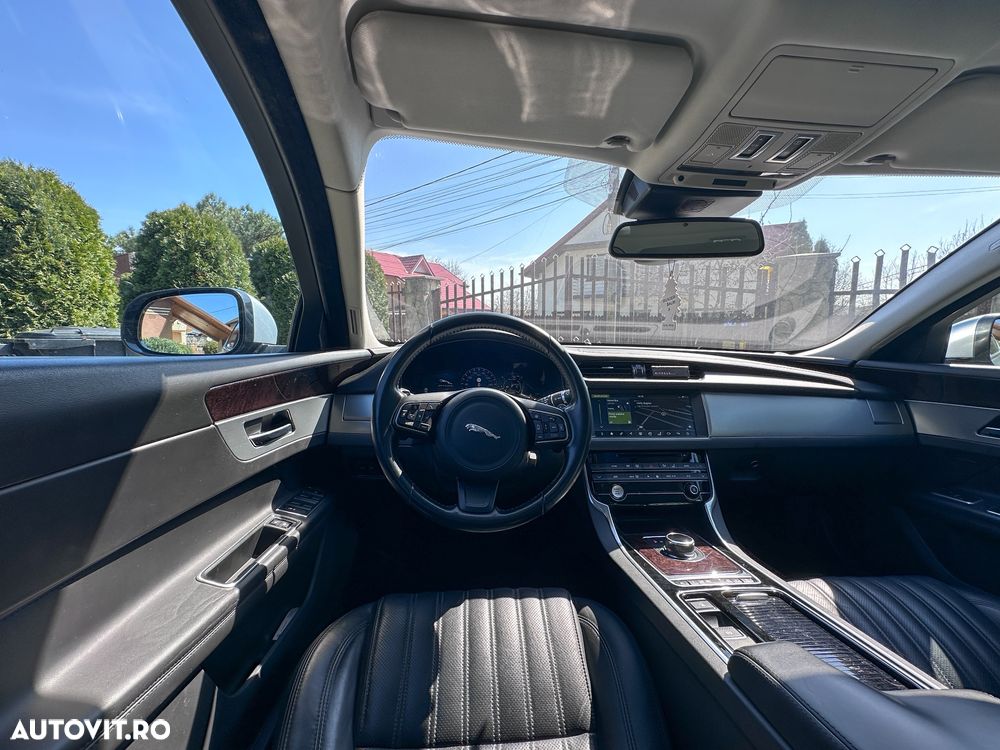 Jaguar XF 20d RWD Portfolio - 12