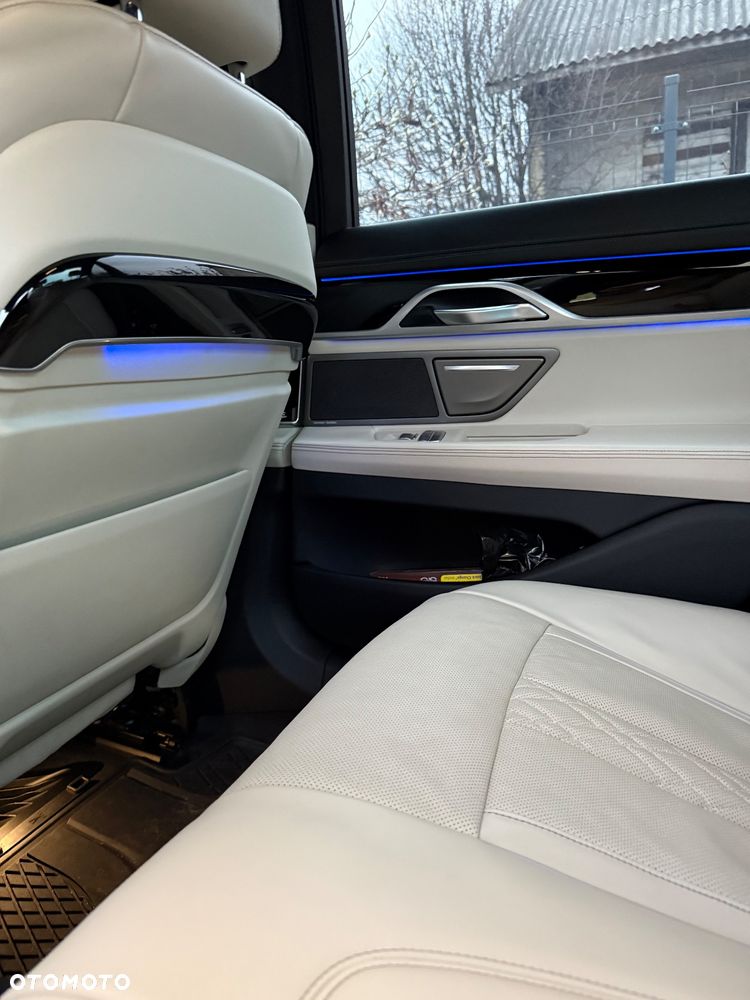 BMW Seria 7 750i xDrive sport - 26