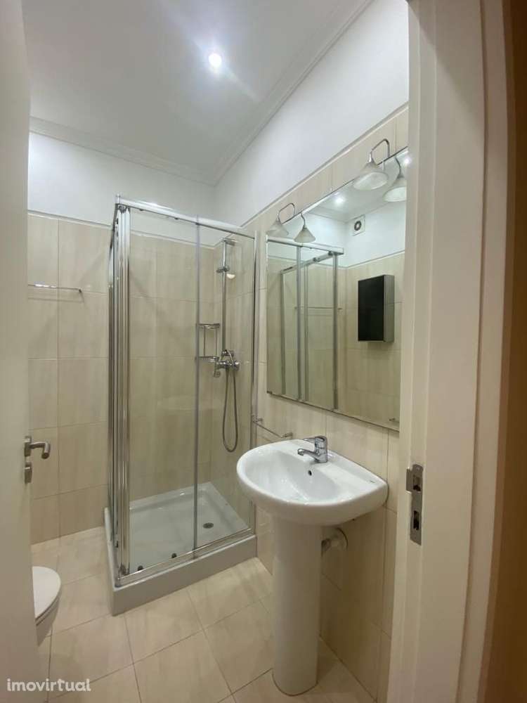 Apartamento T1 recentemente renovado, mobilado e com cozinha equipada - Grande imagem: 3/12