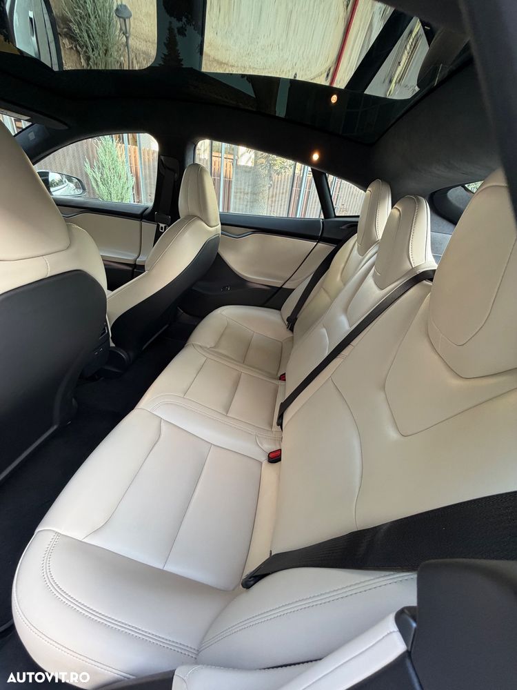 Tesla Model S - 8