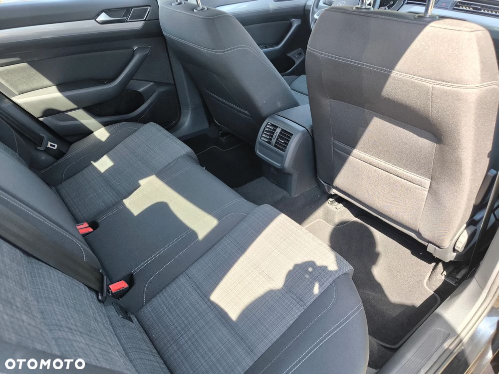 Volkswagen Passat - 13