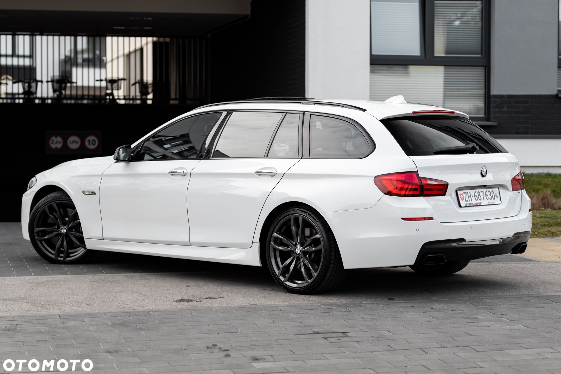 BMW Seria 5 M550d xDrive Touring Sport-Aut - 11