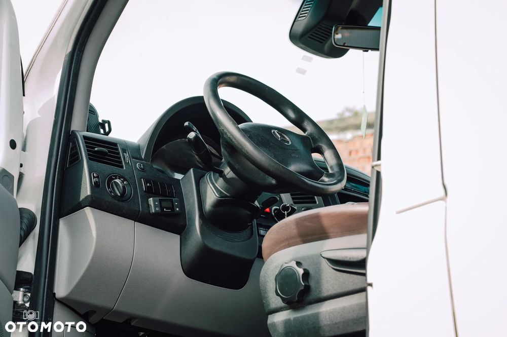 Mercedes-Benz 519 - 29