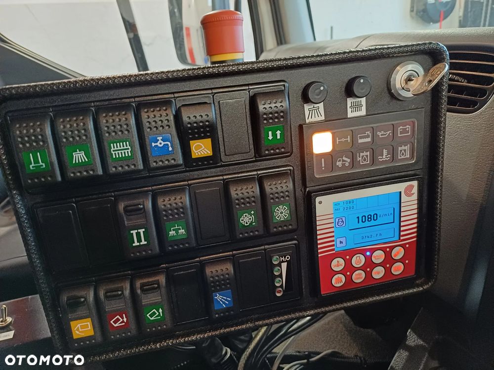 Renault D12 Zamiatarka Zoeller Faun Euro 6 PM10 Szczotki L/R Rok 2017 2 Silniki 2825 MTH - 3