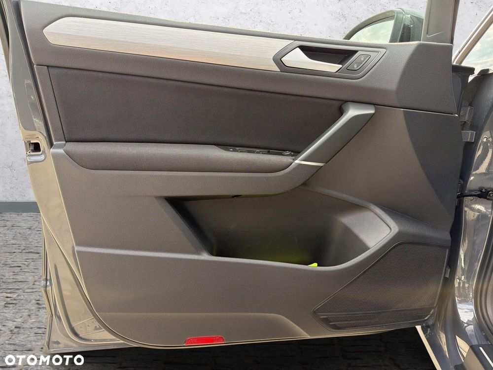 Volkswagen Touran - 12