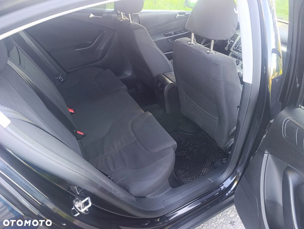 Volkswagen Passat 2.0 TDI DPF Comfortline - 24