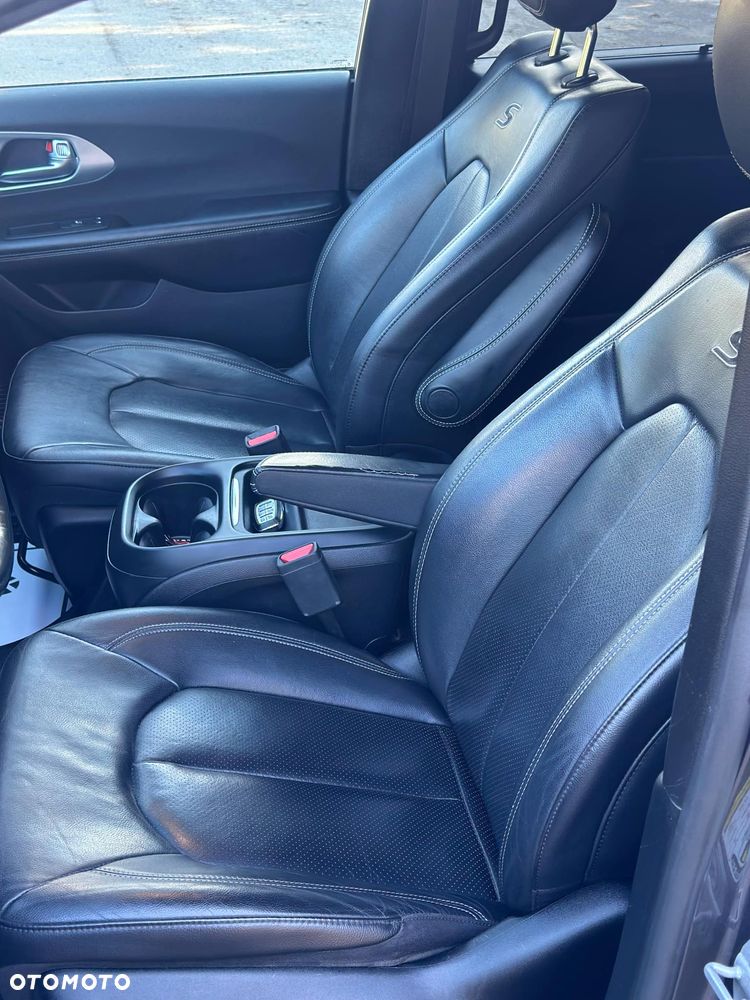 Chrysler Pacifica - 12