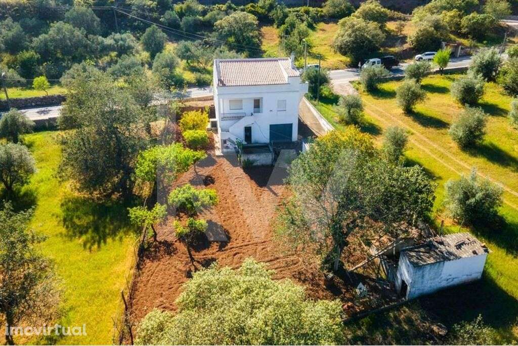 Moradia isolada com terreno em Querença a 13Km de Loulé - Grande imagem: 2/47