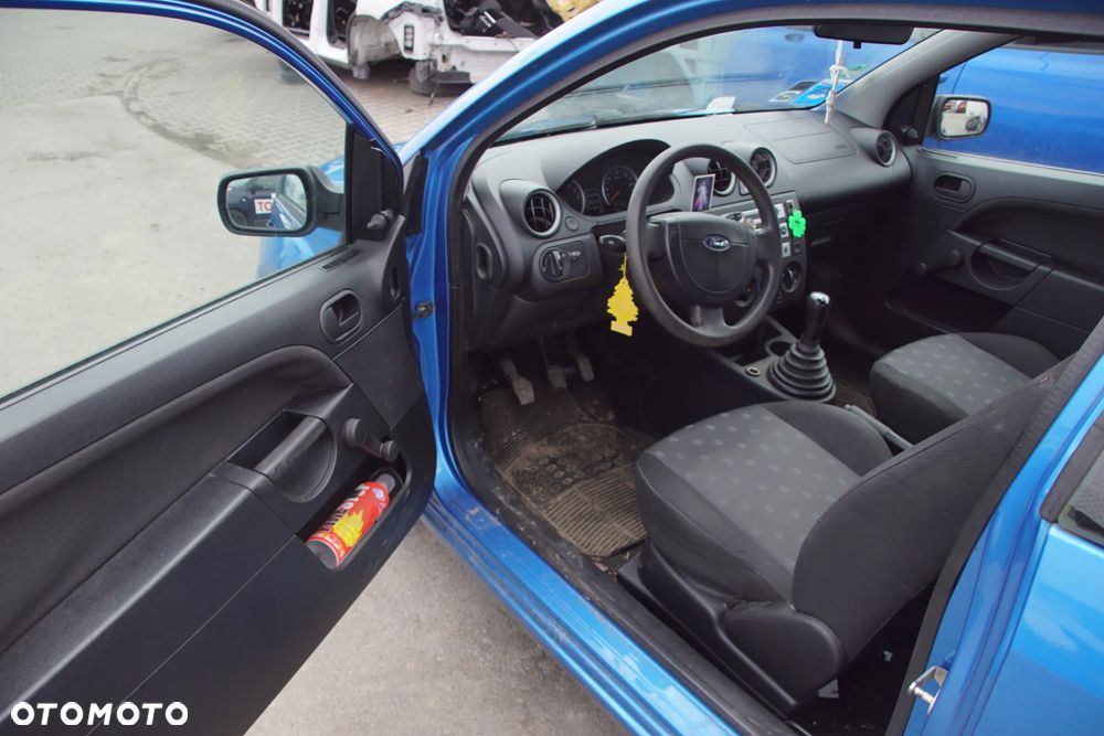 Auto na części - Ford Fiesta MK6 1.3 8V 60 KM 2S6G-6006-CA 2S6R-7002-MB 4CVE 2004R Silnik Skrzynia Drzwi Maska Błotnik Klapa Zderzak Lusterko Lampa Klamka Szyba Deska Kokpit Sterownik Moduł Czujnik Licznik Panel Kierownica - 10
