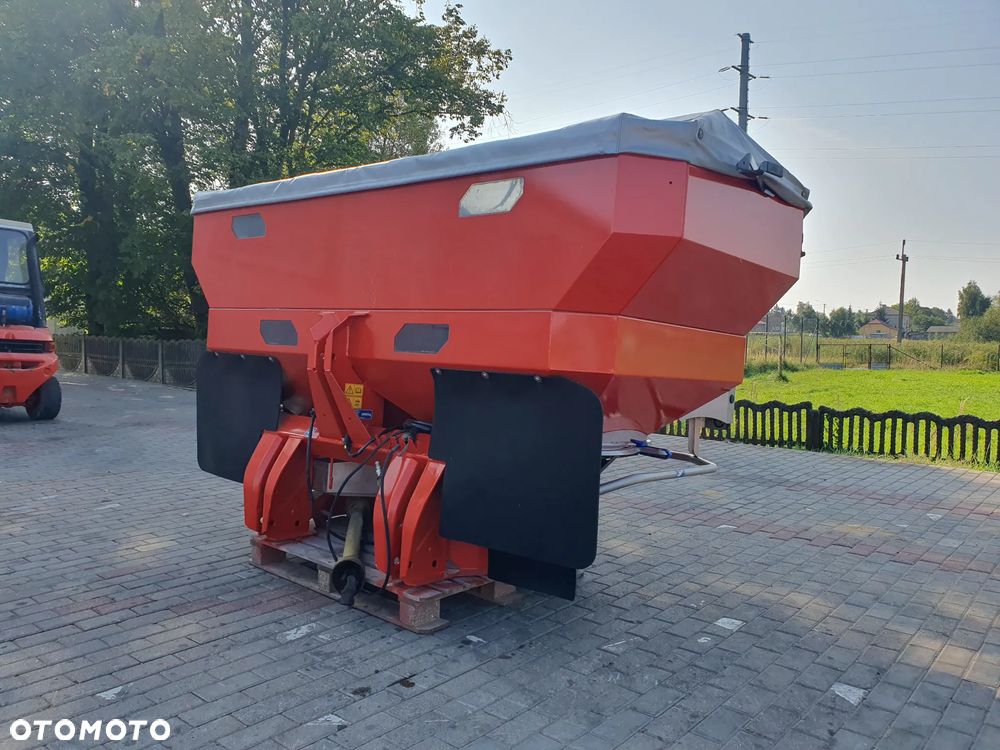 Kuhn Rozsiewacz AXIS 30.1 K 3.000 L - 7