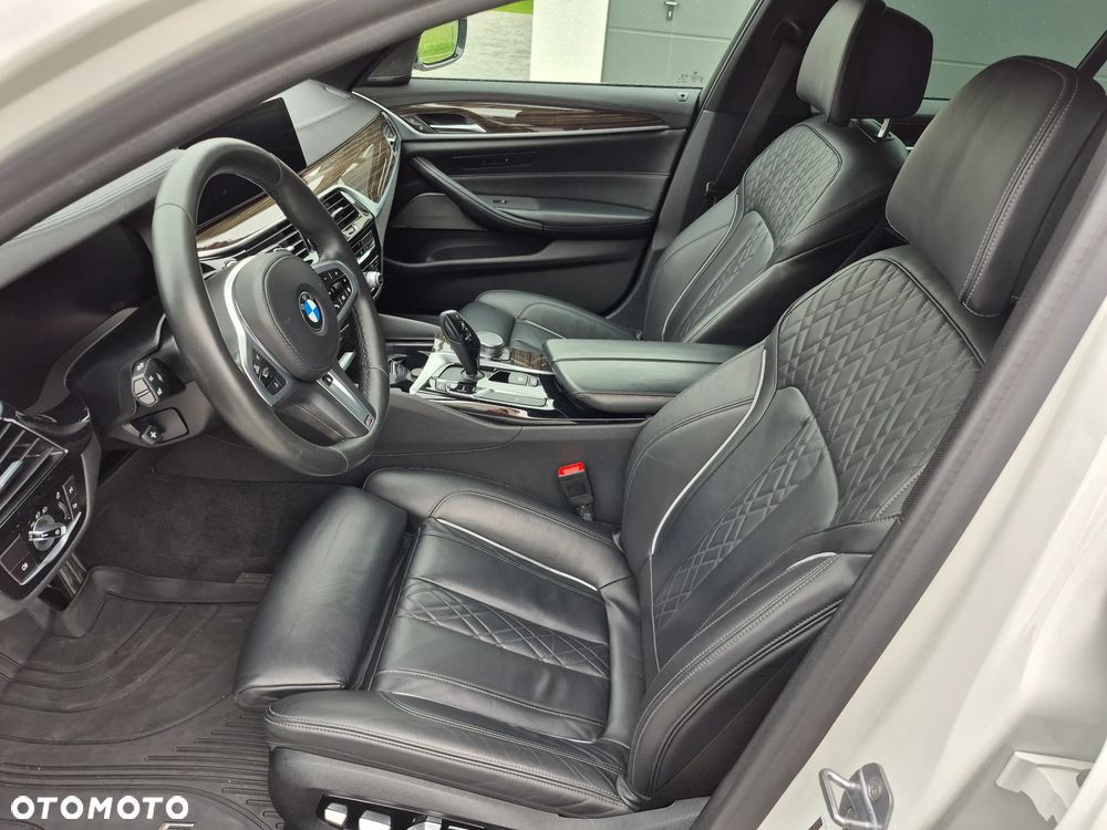 BMW Seria 5 M550i xDrive sport - 14