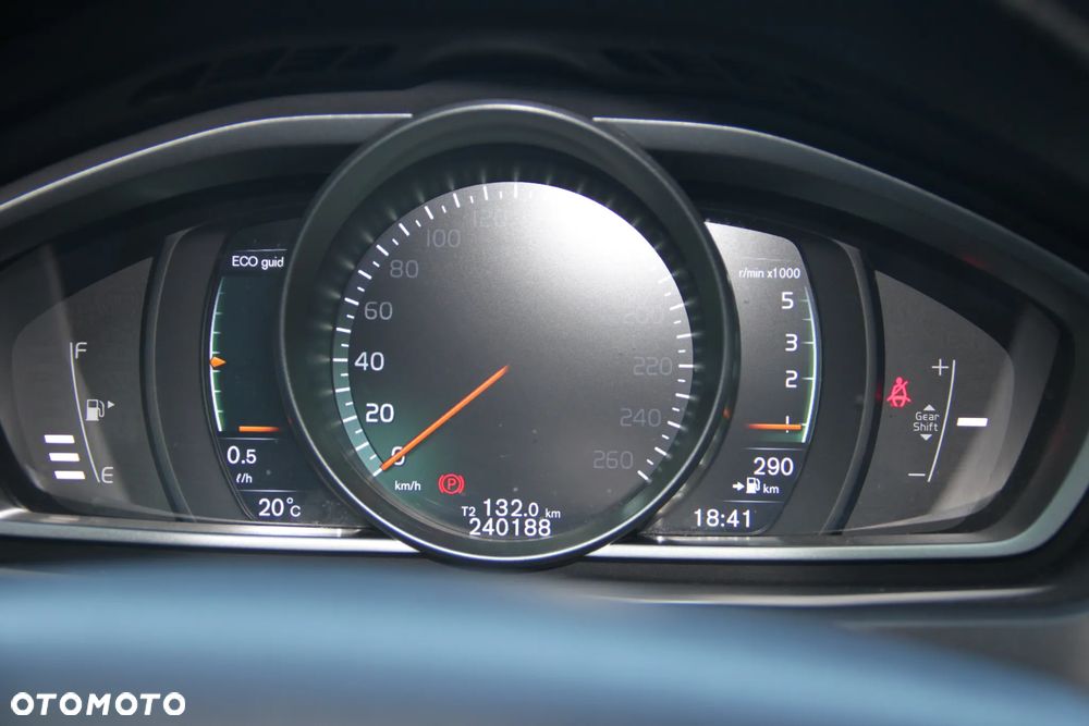 Volvo V40 D2 Drive-E R-Design Momentum - 22