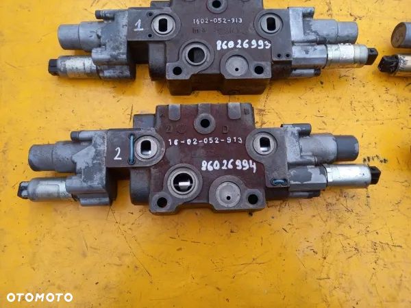 Sekcja rozdzielacza hydraulicznego zawór New Holland 8970A - 13