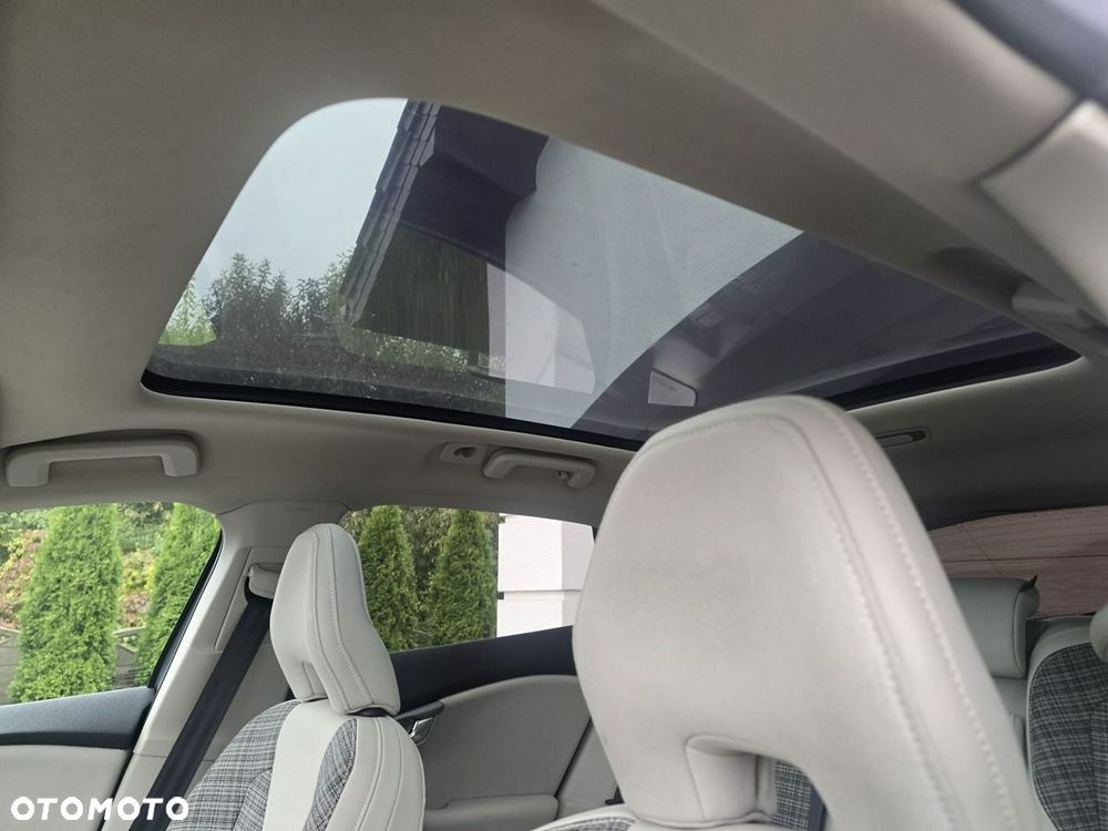 Volvo V40 Cross Country - 16
