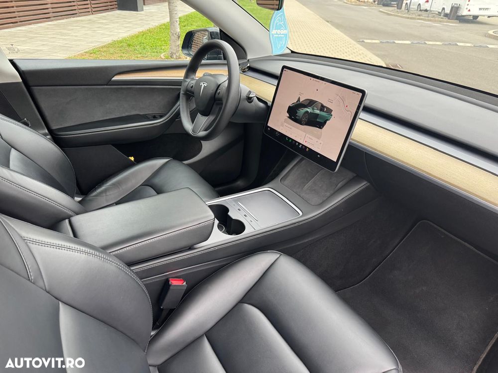 Tesla Model Y - 12