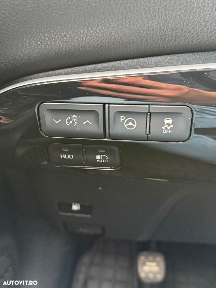 Toyota Prius 1.8 HSD Exclusive Plus - 17