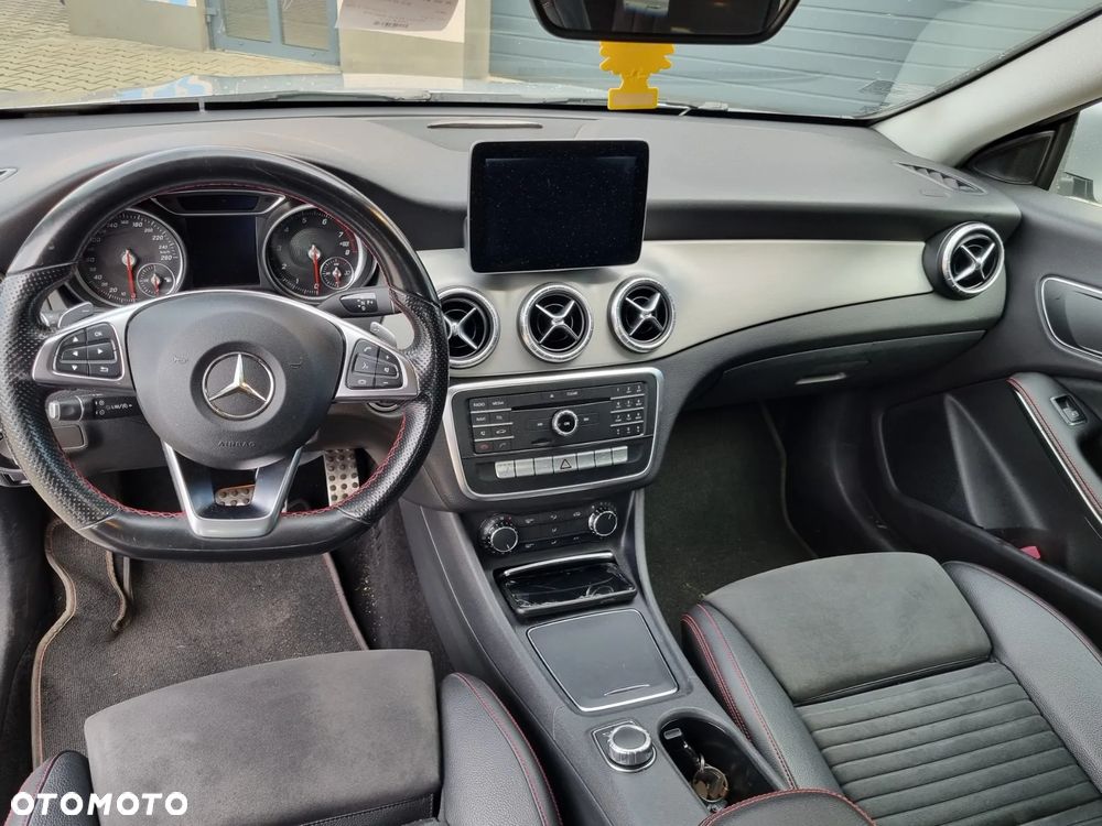 Mercedes-Benz CLA 200 AMG Line - 35