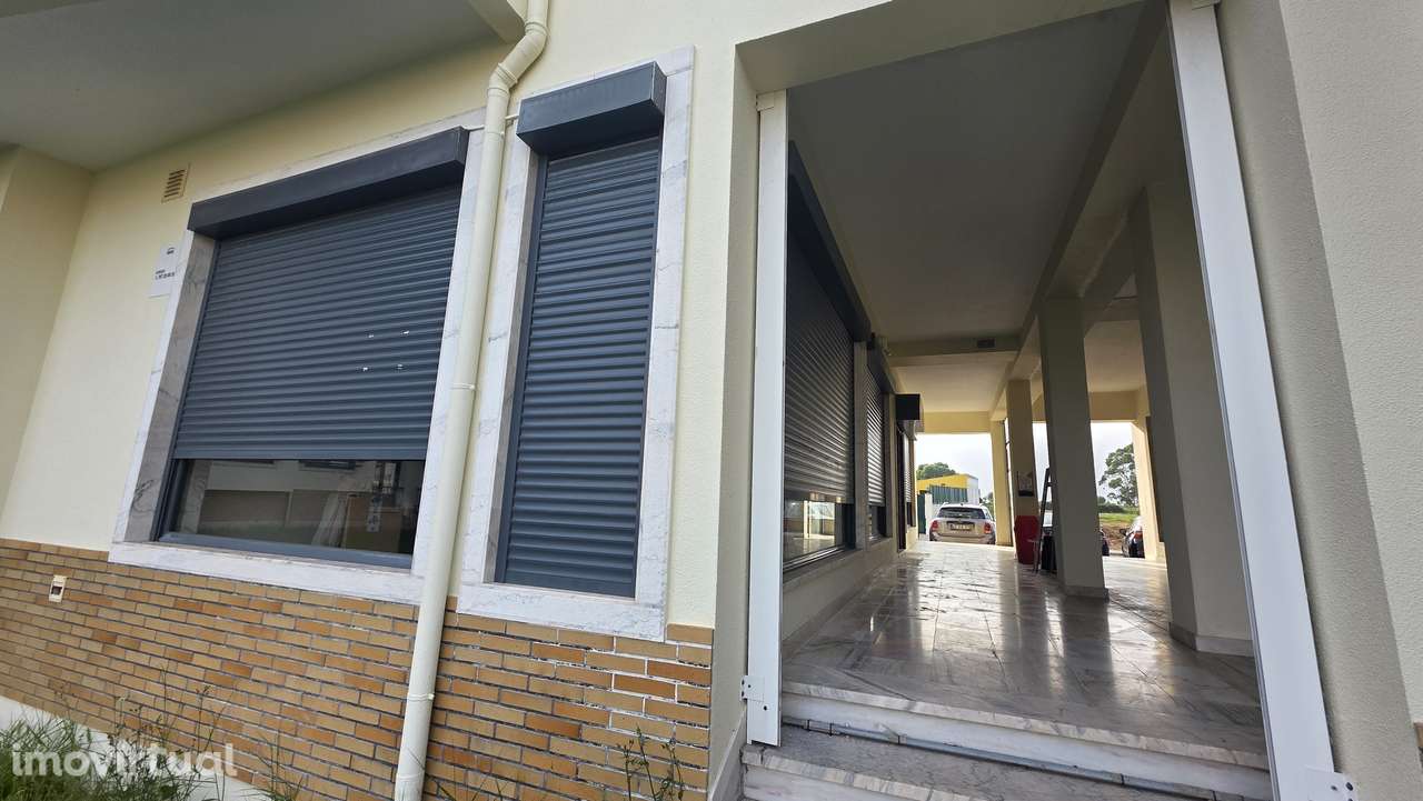 ESPAÇO COMERCIAL  com 7 montras, estacionamento facil em bairro calmo - Grande imagem: 3/13