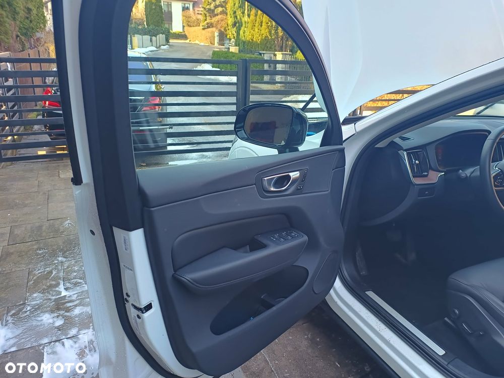 Volvo XC 60 B5 B AWD Plus Dark - 17