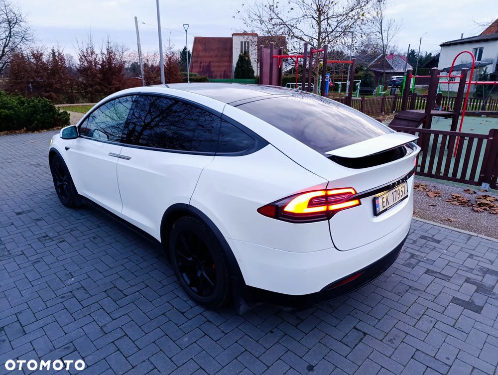 Tesla Model X - 15