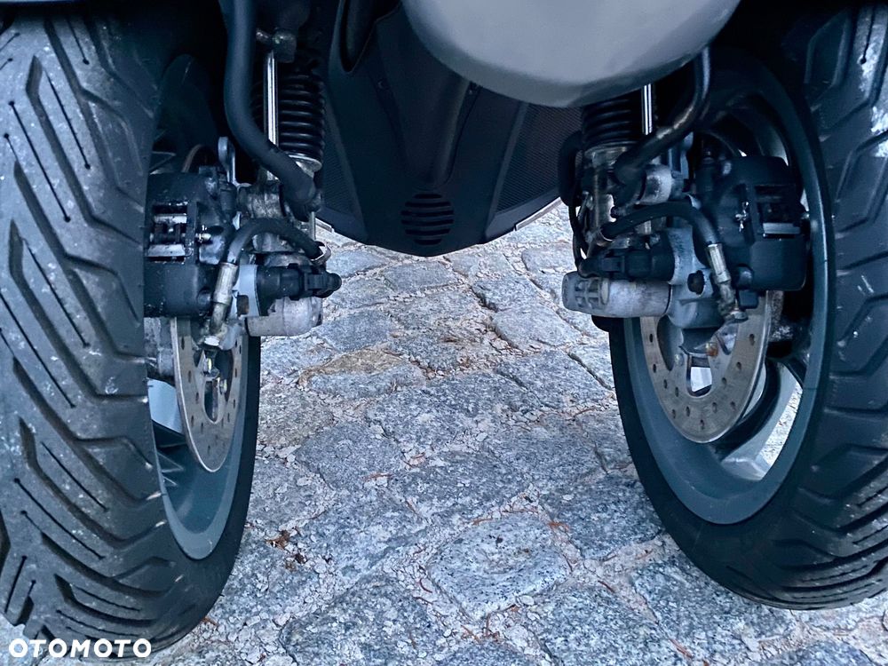 Piaggio MP-3 - 19