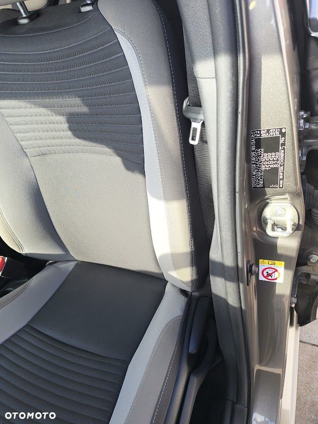 Toyota Yaris Hybrid 100 Selection - 4