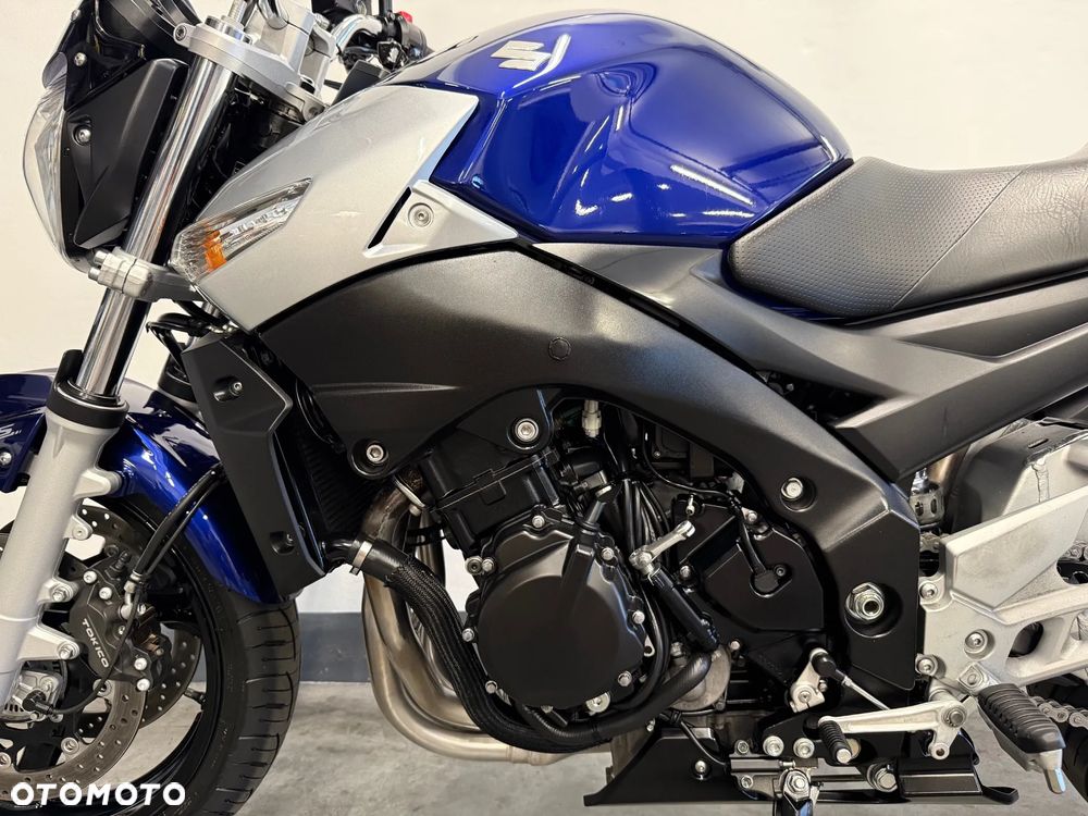 Suzuki GSR - 9